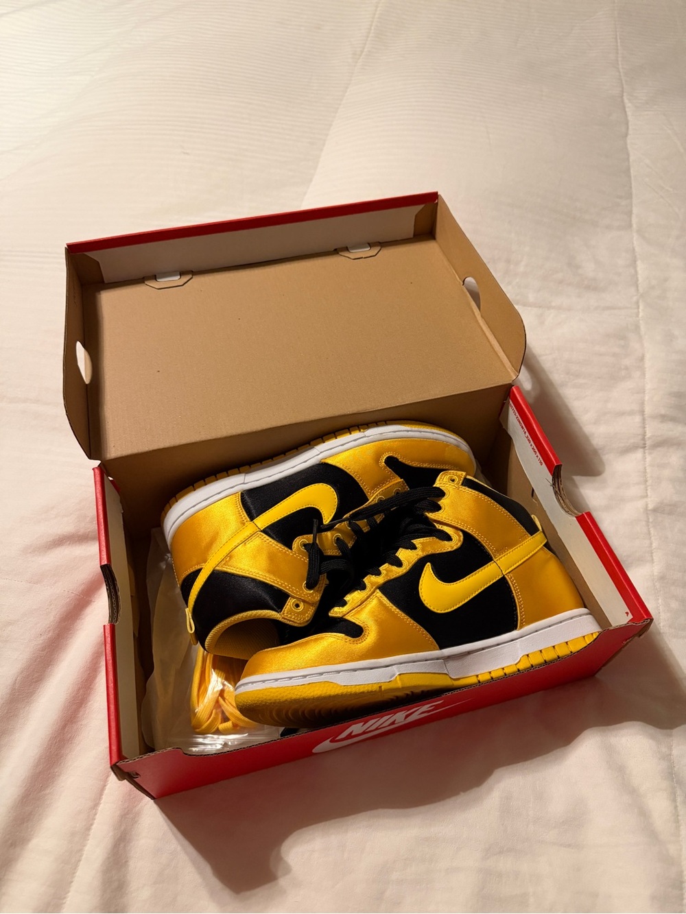 Nike Dunk High Satin Goldenrod Iowa Varsity Women’s size 7 Maize FN4216-001